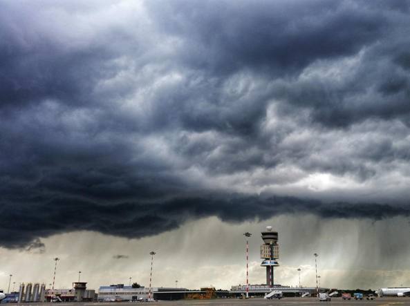 KAOS TEK UDHËTARËT/ Moti i keq ndërpret energjinë për 1 orë në aeroportin e Malpensës