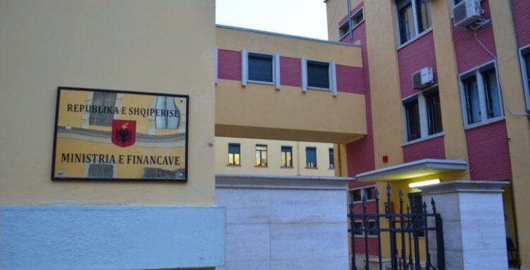 NDRYSHIMI I NORMAVE TË INTERESIT: Qeveria merr pak tatime, paguan më pak borxhin