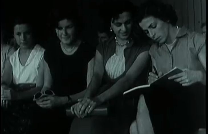 Paradë mode në kohën e komunizmit, bukuroshet e Tiranës në vitin 1956 (VIDEO)