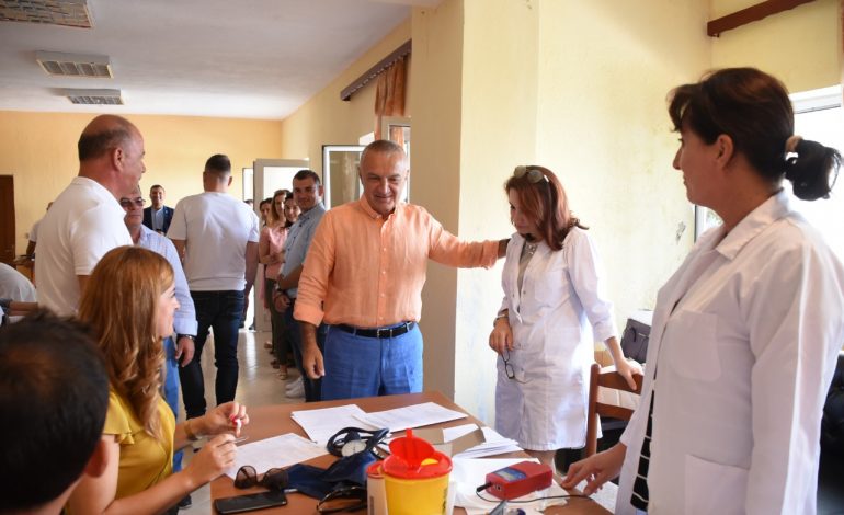 QYTETARËT DHUROJNË GJAK/ Presidenti Meta në Konispol: Komunitet solidar e njerëzor