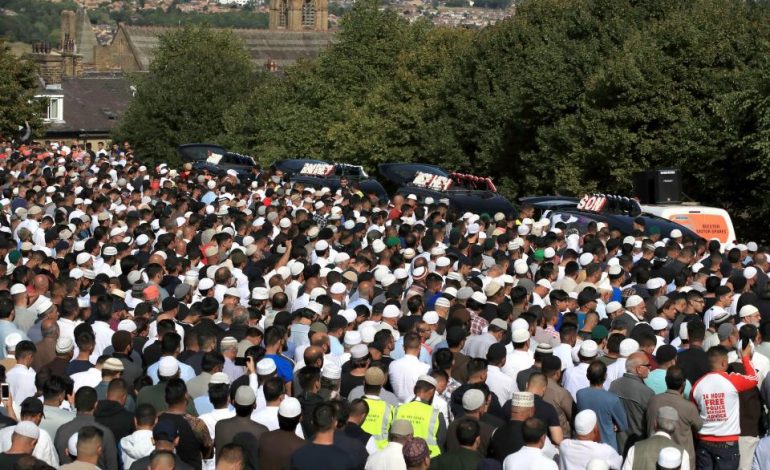 Rreth 10,000 njerëz marrin pjesë në funeralin e 4 të rinjve që vdiqën në aksident