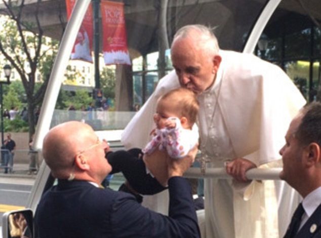 Papa e puthi në kokë vajzën me tumor/ Pas 2 muajsh familja merr lajmin e pabesueshëm (FOTO)