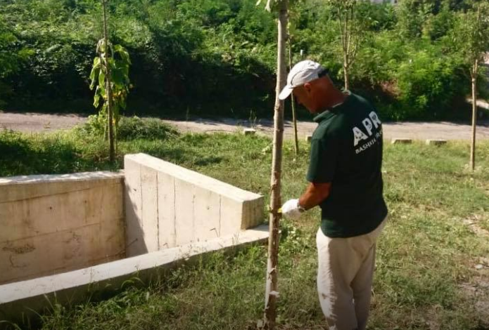 NDËRHYRJET TEK PARKU I “LIQENIT”/ FOTO: Pastrohen zonat problematike. Paralajmërohen qytetarët