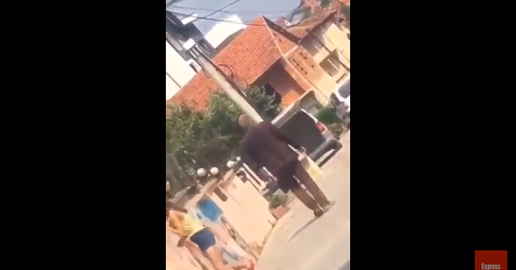 NGACMONTE TË MITURAT DUKE I PREKUR/ Arrestohet I MOSHUARI. Kishte probleme mendore