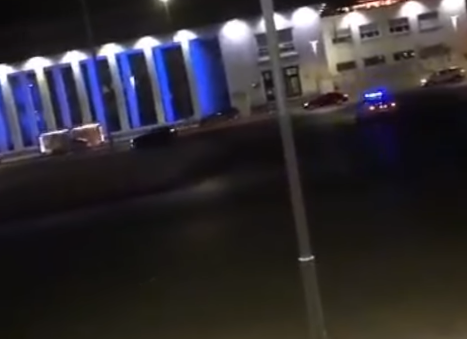 “MË KAP PO MUNDE”/ Shoferi “GANGSTER” detyron Policinë t’i ndjekë lojën (VIDEO)