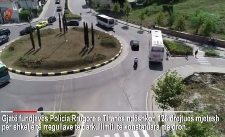 SUPER-DRONI “KAP” AUTOBUZIN NË RRETHRROTULLIM/ Aksioni i Policisë: Shihni si ndalon në mes të rrugës… (VIDEO)