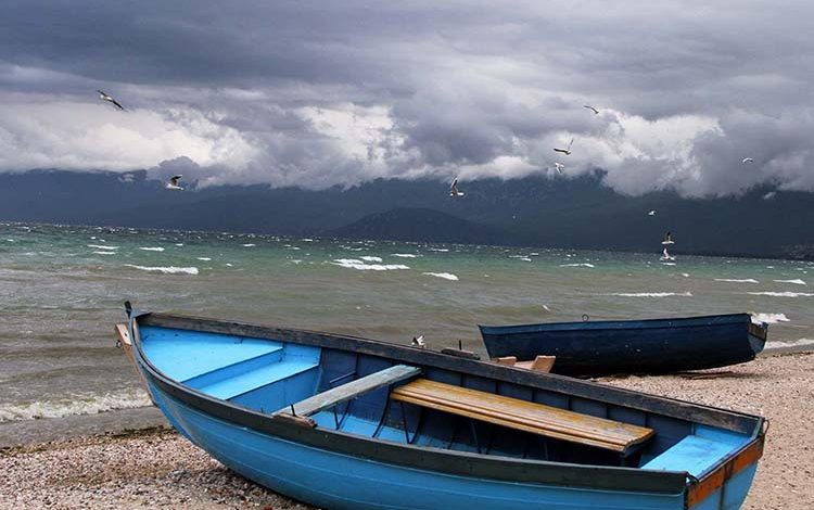 “KAOS” NË POGRADEC/ Pushuesit: Nuk ka plazhe publike. Të gjithë çadrat me lekë