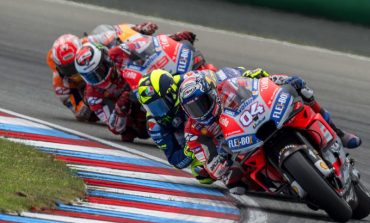 I PAPËRMBAJTSHËM/ Marquez “FLUTURON” në Austri, ndjekin dy pilotët e Ducati, Rossi i...