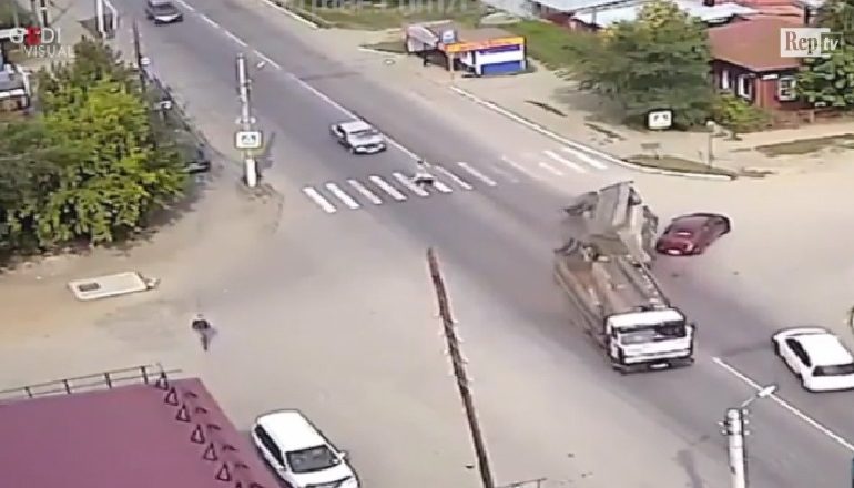 E PABESUESHME NË RUSI/ Kamioni vjen me shpejtësi të madhe. Ja si e shpëton qeni pronaren