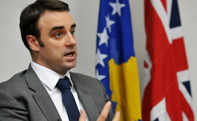 Ambasadori britanik në Prishtinë: Politikanët kosovarë të përfshirë në pastrim parash