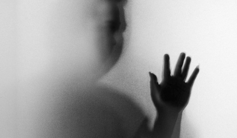 30 vjeçarja që beson se është në lidhje dashurie me një fantazmë