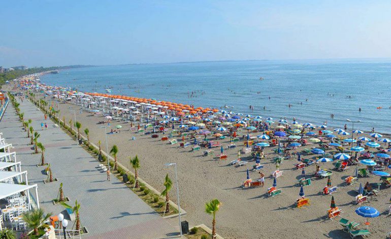 KOMENTET/ Turistja: Vajza ime shijoi për herë të parë fruta deti në Shëngjin, shqiptari: Pse nuk ike në Greqi