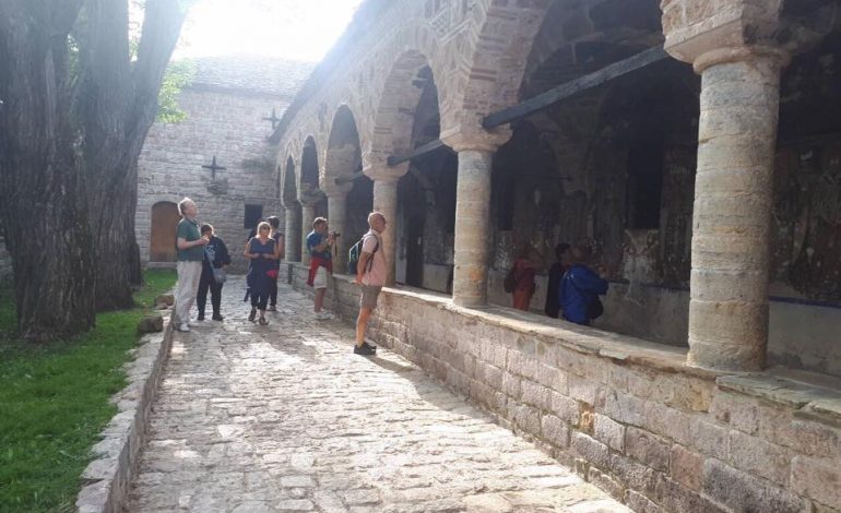 DESTINACIONI “VOSKOPOJË”/ FOTO: Turistët vizita në fshat. Të interesuar për HISTORINË dhe…