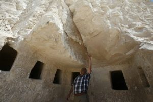 Zbulohen varre të periudhës romake në një qytezë palestineze