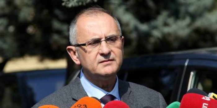 ETHET E NILIT/ Vasili sulmon Ramën: Spote për rruajtjen e mjekrës, asnjë qindarkë për virusin