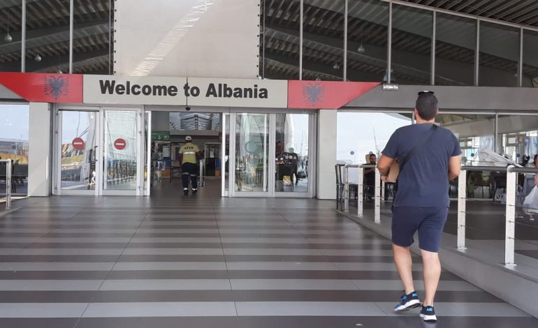 FLUKSI I PASAGJERËVE/ Policia Kufitare e Portit në Durrës: Mos u mashtroni nga siguracionet false