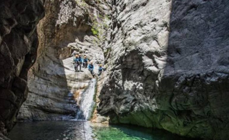 Korsikë, dallga e papritur në kanion vret 4 persona. Një i zhdukur
