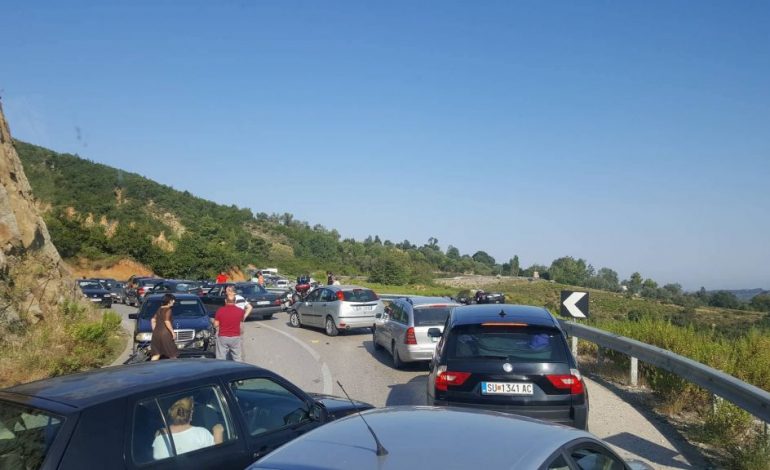 AKSIDENT I RËNDË NË ELBASAN/ FOTO: Makina përplaset me motorin. Plagoset turistja