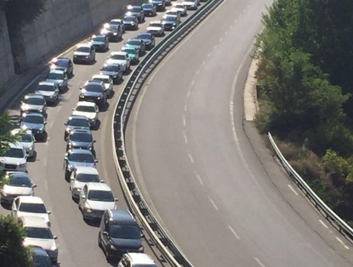 PAMJET E MËNGJESIT/ FOTO: Bllokohet rruga e “Kombit”. Makinat mbesin në vend