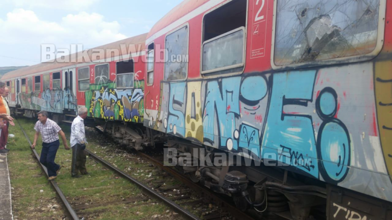 AKSIDENTI I RËNDË NË GOLEM/ Detajet: Treni u përplas me makinën me FAMILJARË. Kishin kaluar në kohën kur…