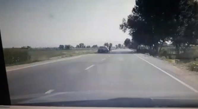 GRUAJA VRAPON NË MES TË RRUGËS/ PAMJET e aksidentit në Shkodër: Shoferi përplas… (VIDEO)