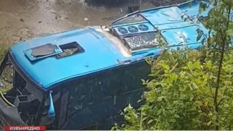AKSIDENT FATAL/ Autobusi del nga rruga,15 të vdekur e 27 të plagosur në… (FOTO)