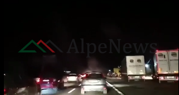 KAOS NË AUTOSTRADË/ Trafik dhe AKSIDENT. Radhët e gjata të automjeteve bllokojnë… (VIDEO)