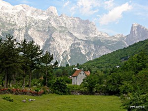 TURIZMI NË “ALPET” SHQIPTARE/ Çfarë pëlqejnë turistët? Nga çmimet e lira deri tek pamjet që ofrohen…