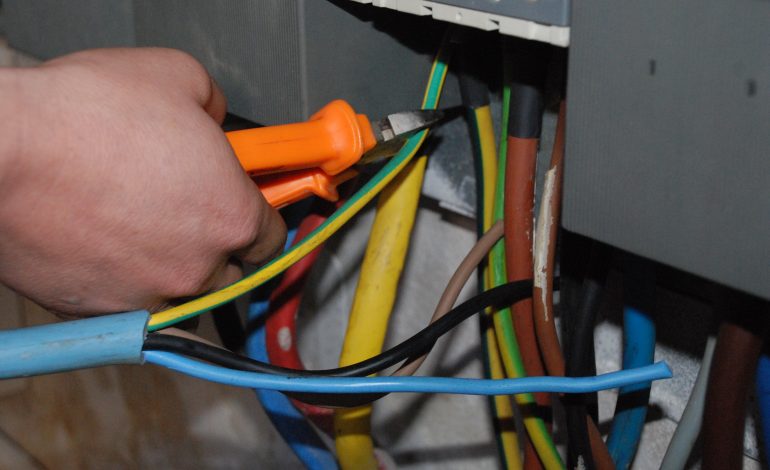NDODH NË TIRANË/ Ndërhyri në matësin elektrik. Ja si u ndalua 30 vjeçari nga policia gjatë…