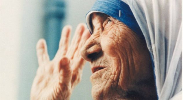 E NJOHUR NGA E GJITHË BOTA SI SHQIPTARE/ Sot 108 vjetori së “Nënë Terezës”, bamirëses së Zotit