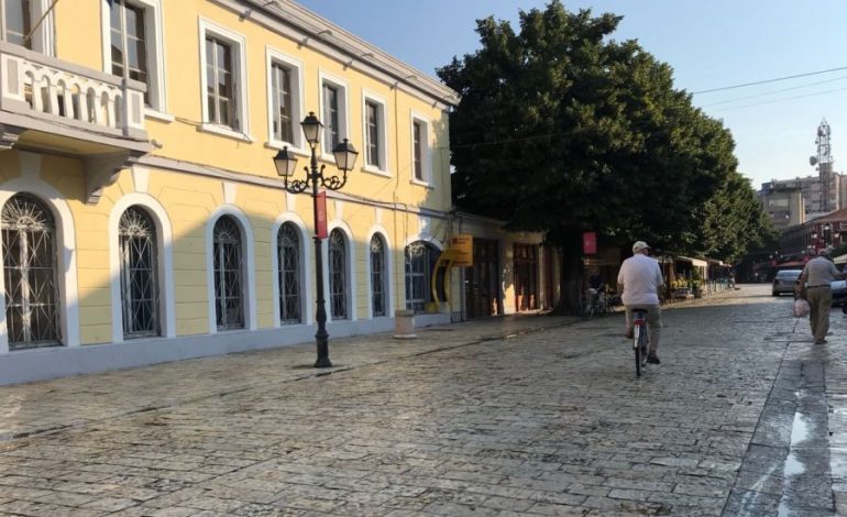 MOTI/ E enjte 23 gusht: Temperaturat do të ndryshojnë! Orët në vijim priten RESHJE në këto qytete (FOTO)
