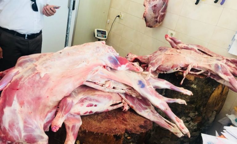AKSIONI I USHQIMEVE TË NDENJURA/ Detajet: 308 KILOGRAMË mish tregtoheshin në Pogradec. Pronarët…
