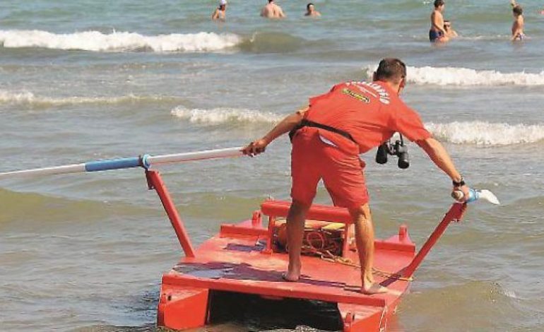 KISHTE SHKUAR ME PUSHIME/ 37 vjeçari shqiptar rrezikon të paralizohet. Ishte hedhur në det me…
