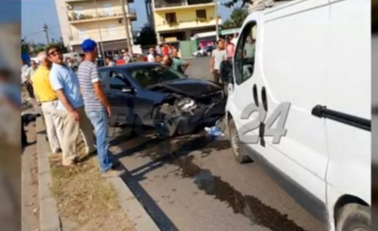 PAMJE TË RËNDA/ Shoferja përplaset me FURGONIN. Shuhet në vend e mitura 7 vjeçare (FOTO)