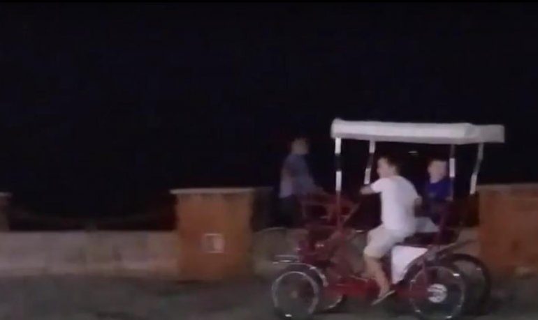 “MAKTHI” I RI I TË RINJVE/ VIDEO: Biçikletat 4-vendëshe që morën në qafë çiftin e moshuar