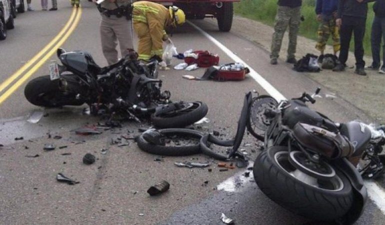 NDODH NË ELBASAN/ Dy motorë përplasen me makinën. Njëri prej pasagjerëve hapi derën kur…