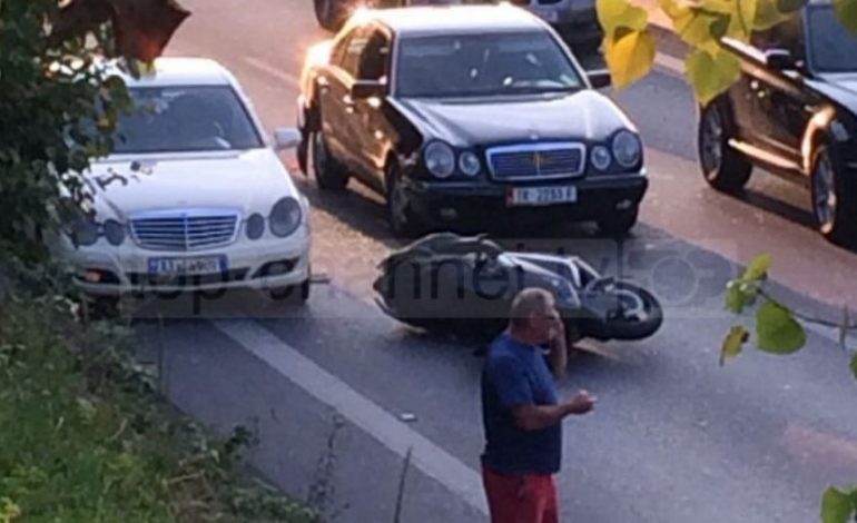 AKSIDENT NË AUTOSTRADË/ Makina përplas motorin. Shoferi në gjendje të rëndë dërgohet me URGJENCË në…