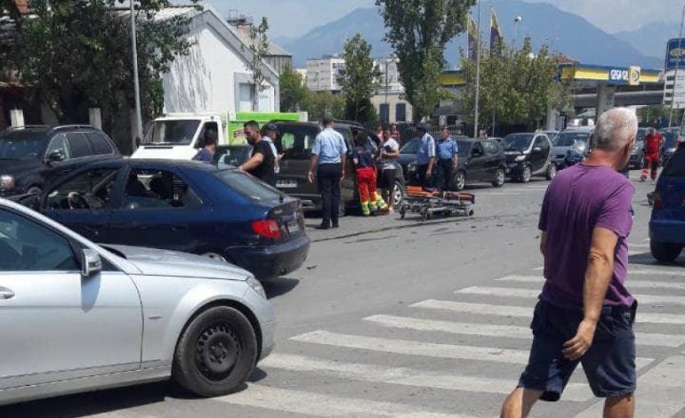 AKSIDENT NË TIRANË/ Përplasen dy makina tek “Pallati me Shigjeta”, PLAGOSET një person