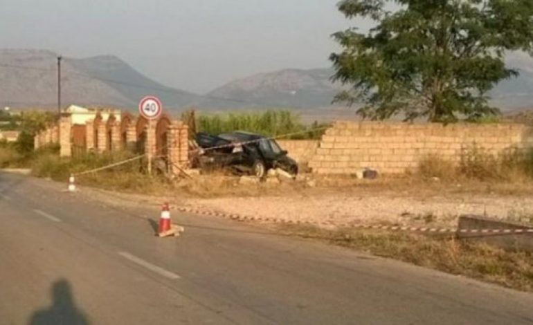 NDODH NË BERAT/ Makina HYN në oborrin e shtëpisë dhe PLAGOS katër persona