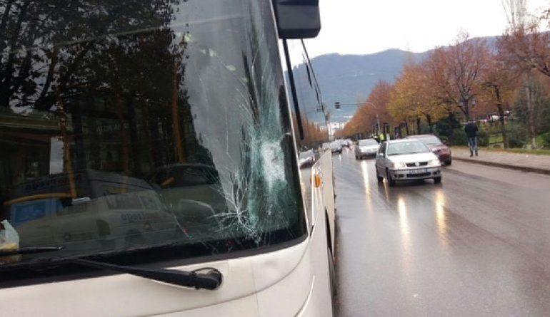 NDODH NË ELBASAN/ “Tapë” që në 6 të mëngjesit. Si u kap shoferi që u PËRPLAS me autobusin