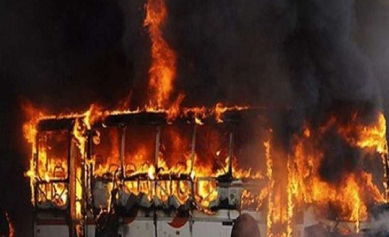 SHKRUMBOHET AUTOBUSI NË RRUGËN E KOMBIT/ Çfarë po ndodh me udhëtarët që… (VIDEO)