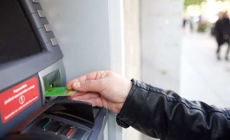 RAPORTI I FBI/ Bankomatet në gjithë botën janë në rrezik nga piratët