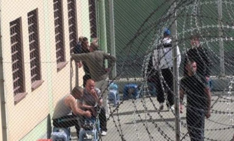 RAPORTI/ Burgjet të tejëmbushur, pjesa më e madhe janë të dënuar për vrasje