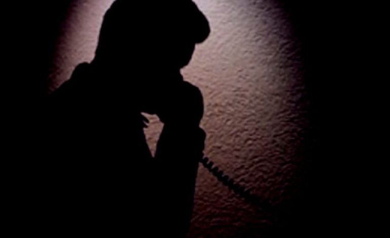 NDODH EDHE KJO/ Burri kërcënon GRUAN nga BURGU. 51 vjeçarja ALARMOHET dhe…