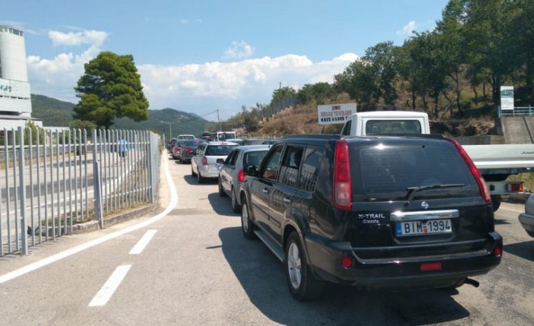 RRADHË KILOMETRIKE NË KAKAVIJË/ Policia dhe dogana greke përplasen me njëra tjetrën