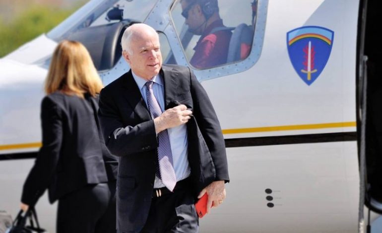 VDEKJA E SENATORIT AMERIKAN/ Ambasada amerikane kujton vizitën e tij në Shqipëri (FOTO)