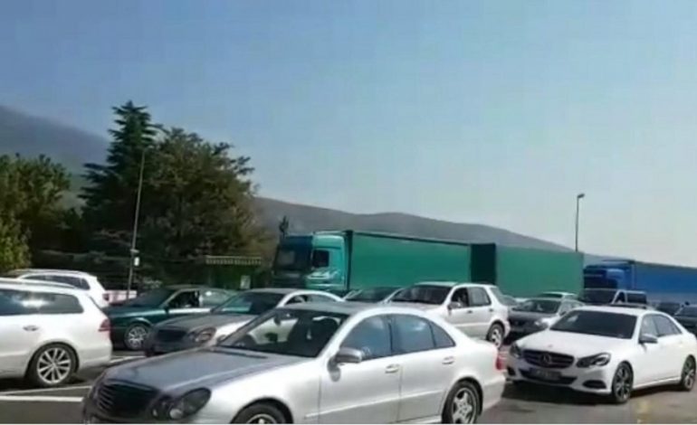 SEZONI TURISTIK/ 1 MILION hyrje-dalje në pikën e Morinës: Kosovarët vijnë për pushime