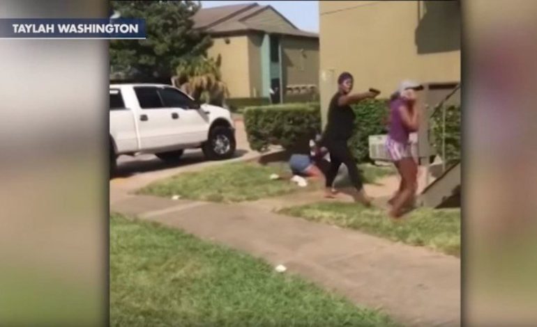 Nëna arbitron me pistoletë sherrin e vajzave, ja pamjet shokuese (VIDEO)