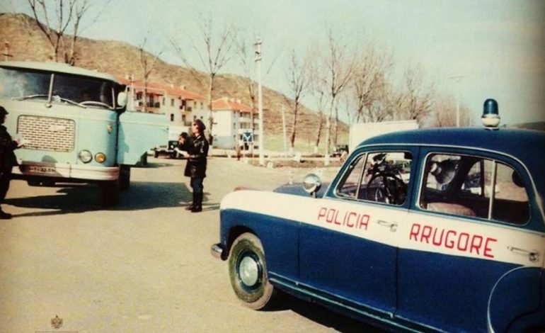 Policia rrugore në komunizëm. PAMJET si dukej një makinë tipike e asaj kohe… (FOTO)