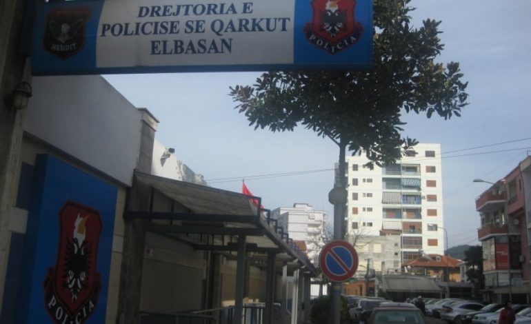 U KAP ME SHPEJTËSI POR NUK DËGJOI POLICINË/ “Trimi” i Elbasanit thyen xhamat në burg teksa…